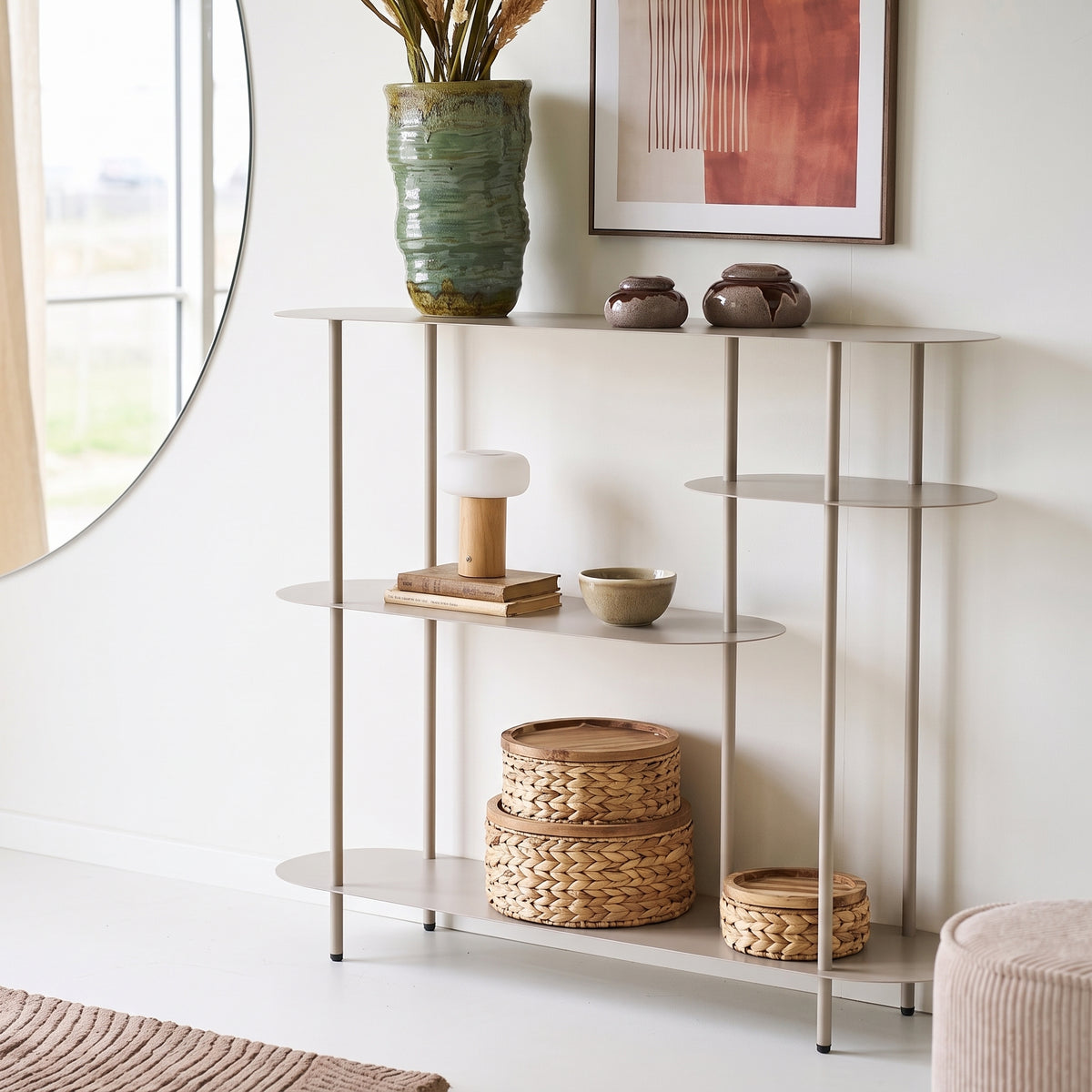 Étagère console Rieti sable garnie d'un vase en céramique verte, d'une petite lampe, de pots émaillés et de paniers tressés