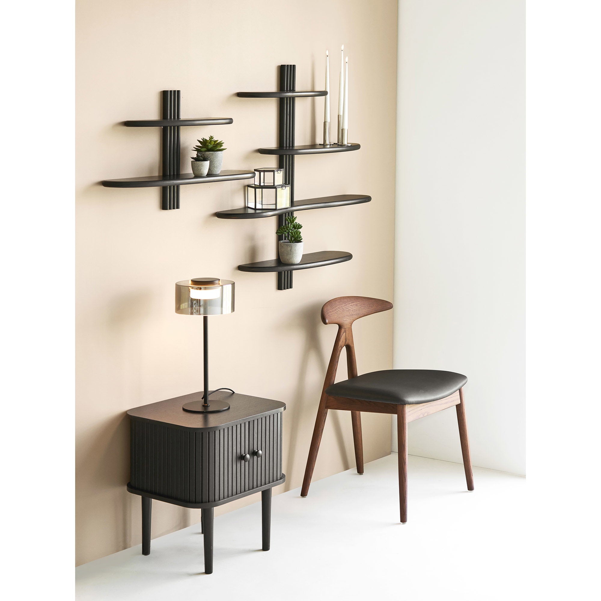 Étagère murale Aliano chêne noir 2 tablettes en situation