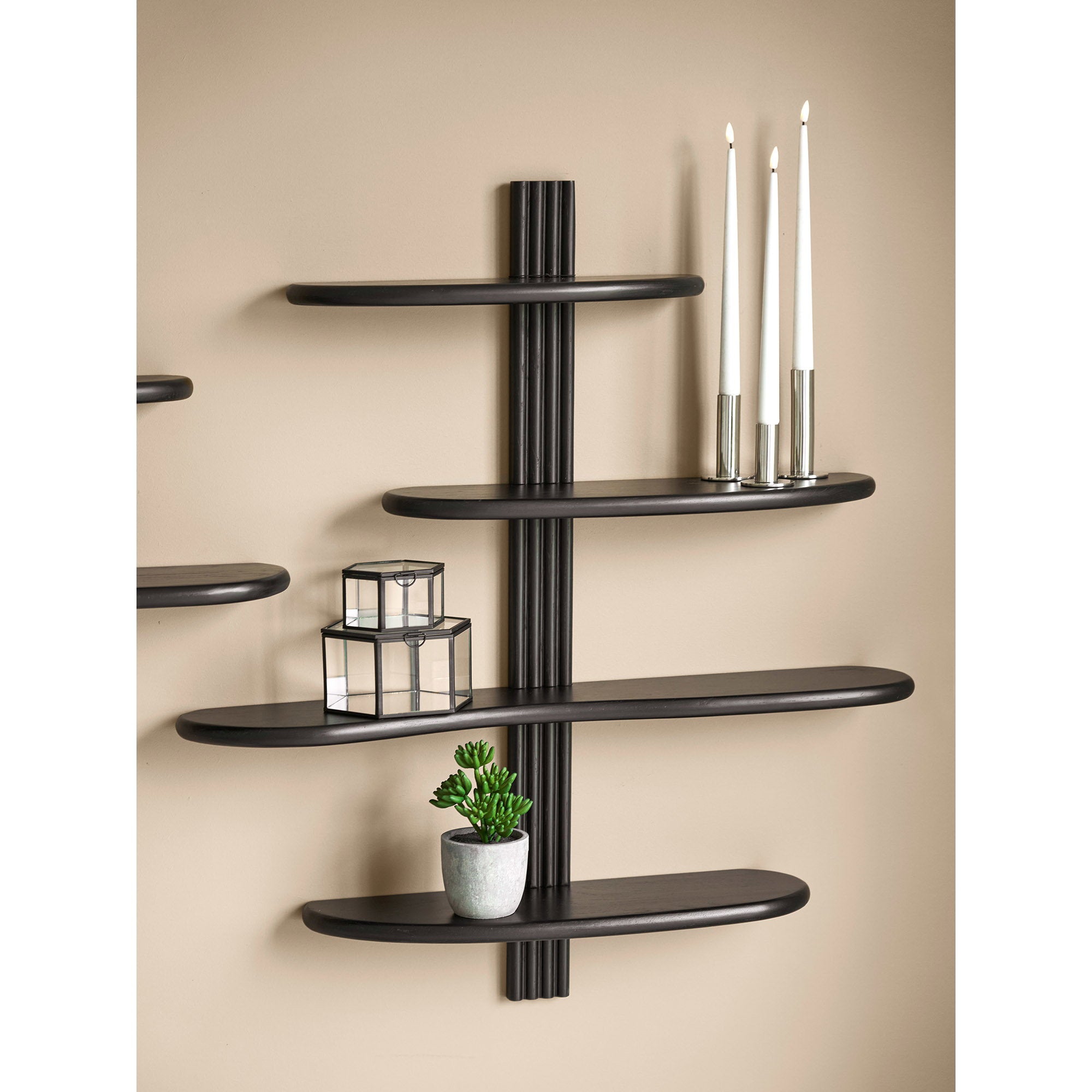 Étagère murale Aliano chêne noir 4 tablettes en situation