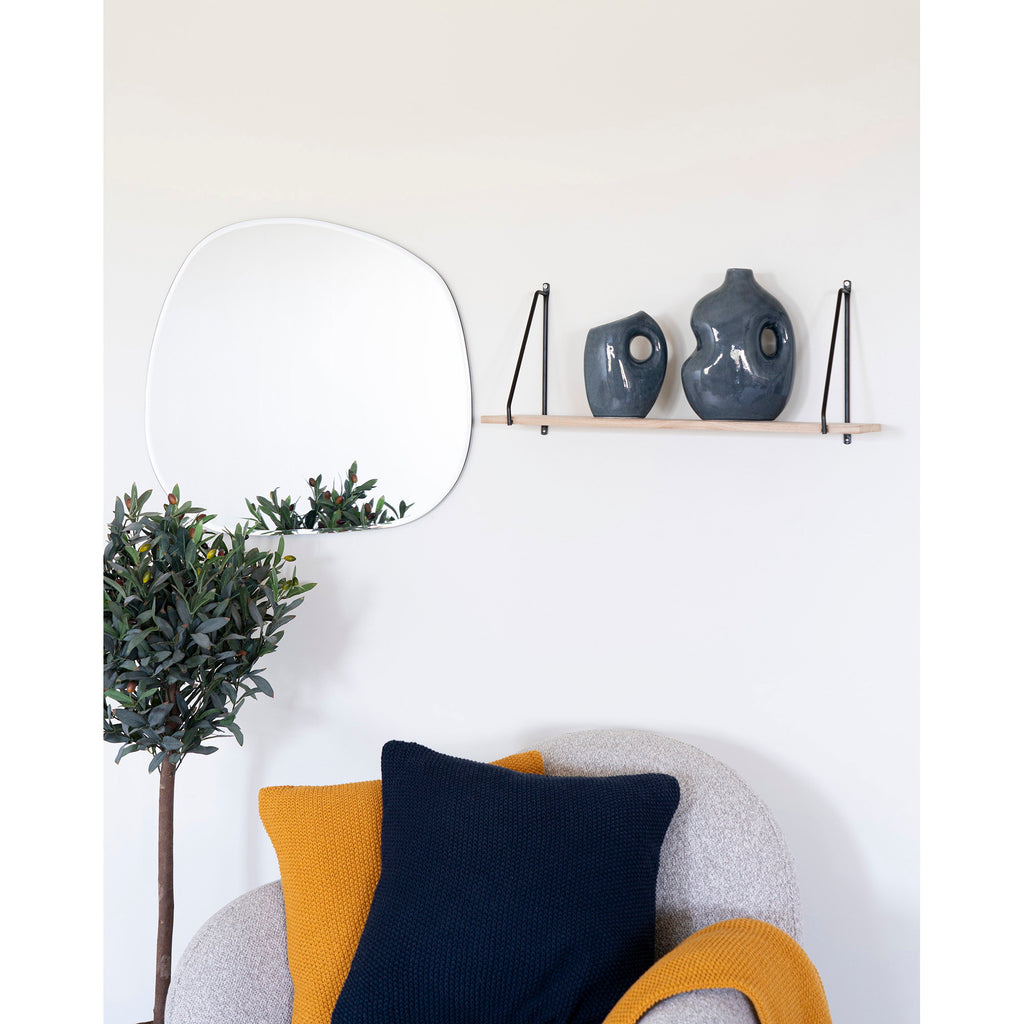 Étagère murale Arnhem bois naturel acier noir en situation salon fauteuil vases bleus