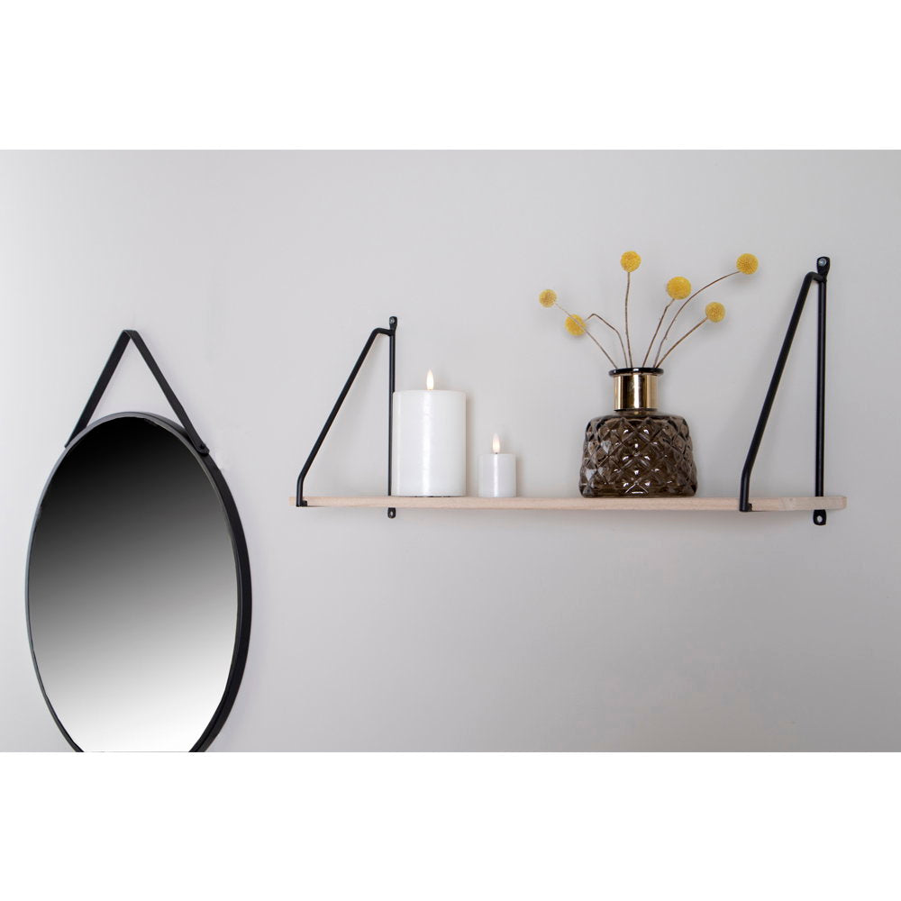 Étagère Arnhem bois naturel en situation salon avec miroir rond bougies et vase