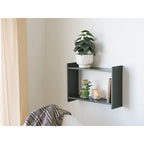 Étagère murale Bamberg vert kaki en situation salon avec plante et vases décoratifs