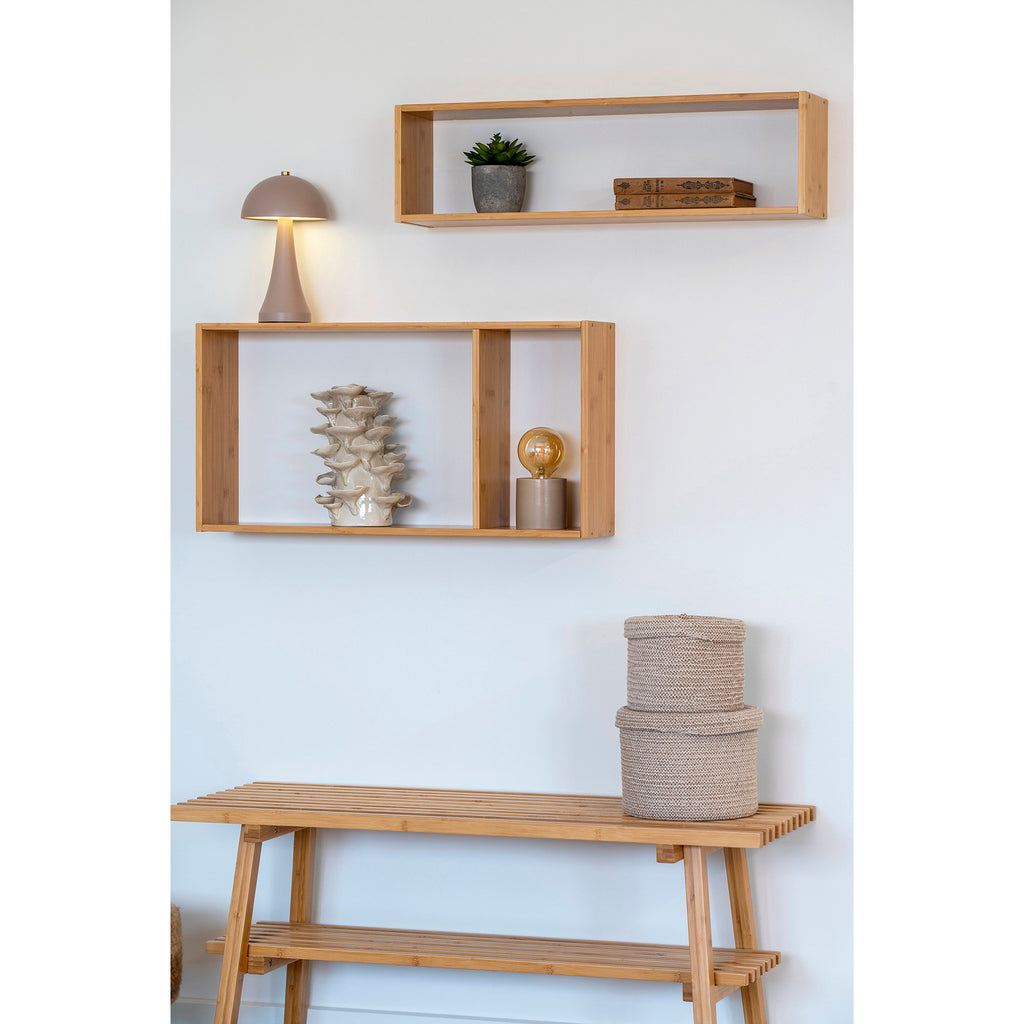 Deux étagères Ember bambou panoramique en ambiance salon avec objets déco céramique plante
