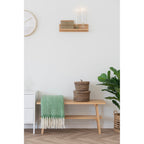 Étagère Ember bambou avec bougies chandeliers en ambiance salon blanc banc bambou naturel