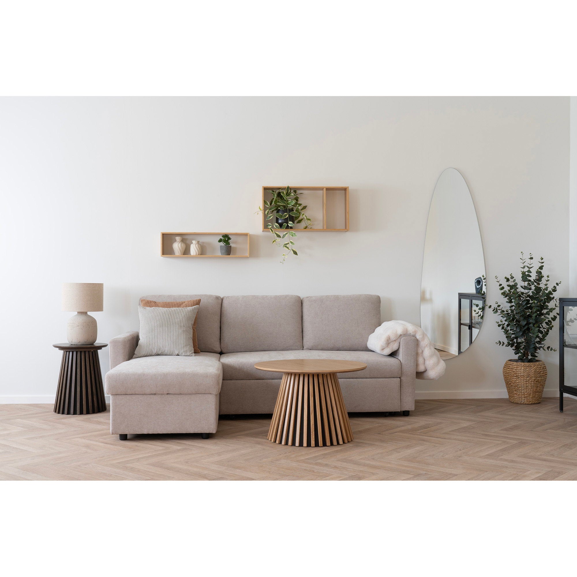 Deux étagères Ember bambou en ambiance salon scandinave canapé beige table basse bois