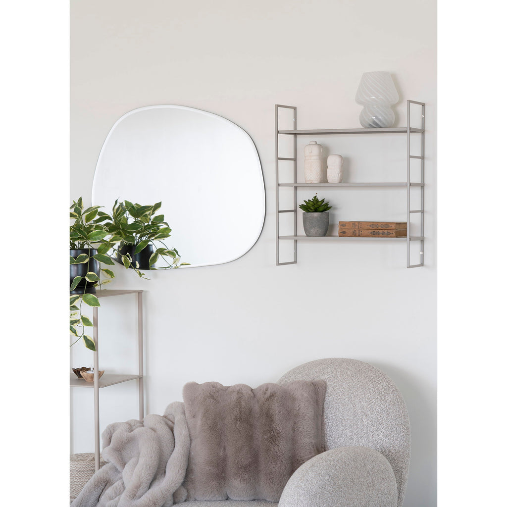Étagère murale Beja grise en situation salon avec miroir et fauteuil