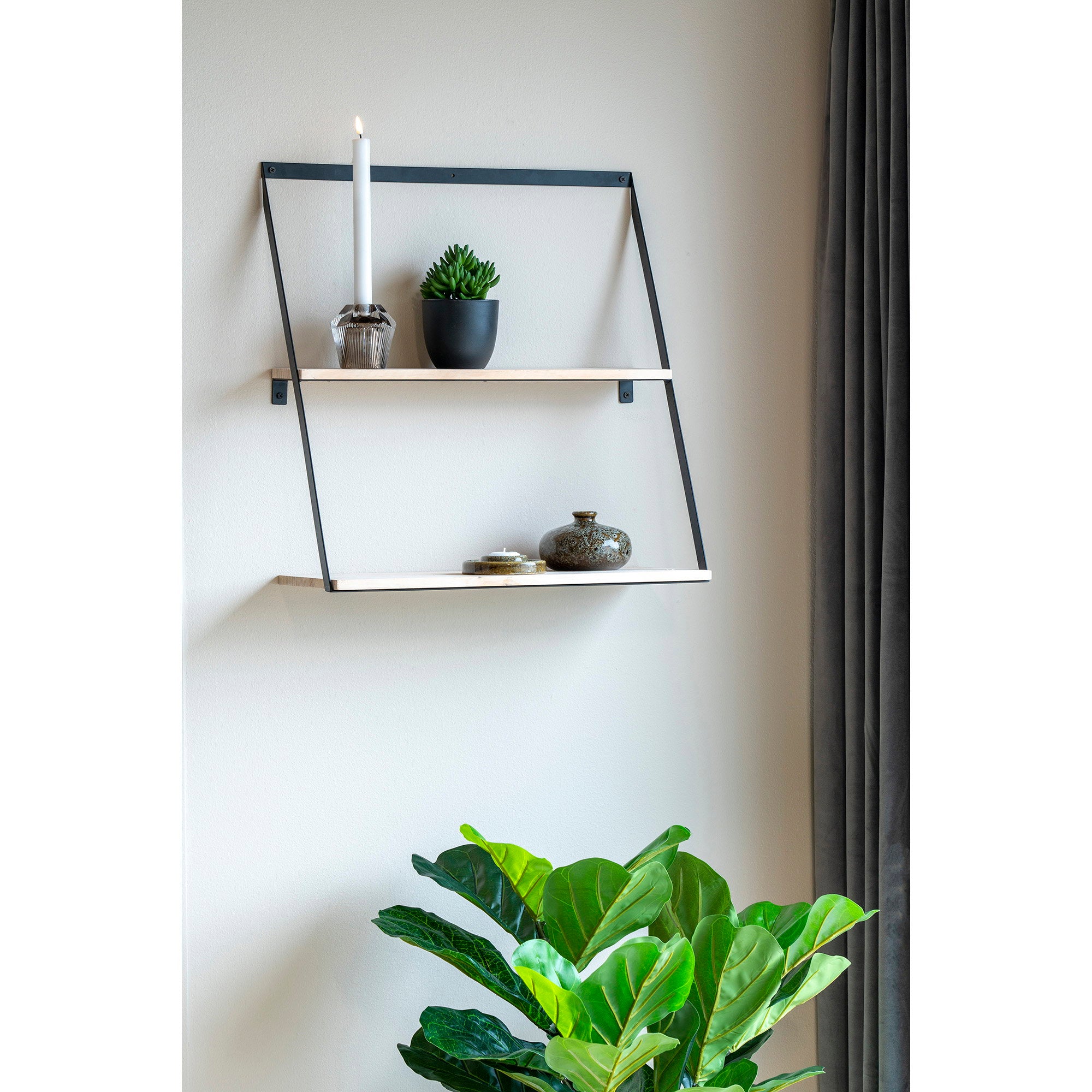 Étagère murale Bern acier noir pin naturel en situation salon avec plante et bougie
