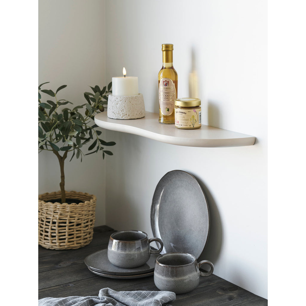 Étagère murale Botta beige ivoire en situation cuisine avec bougie et bocaux