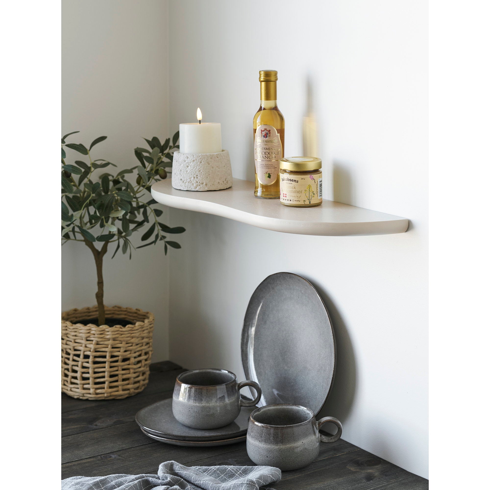 Étagère murale Botta beige ivoire en situation cuisine avec bougie et bocaux