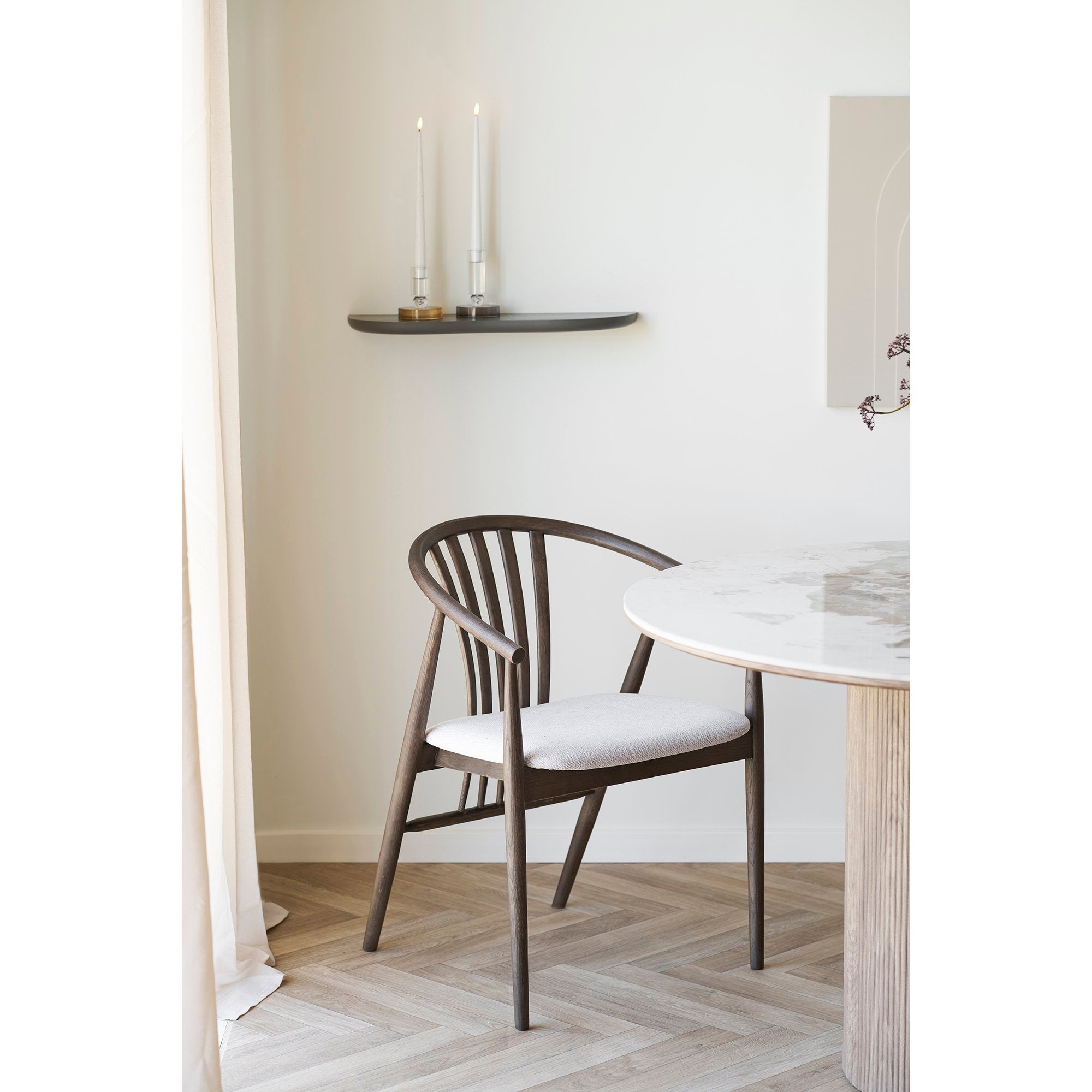 Étagère murale Botta organique brun taupe stylée bougeoirs en situation salon