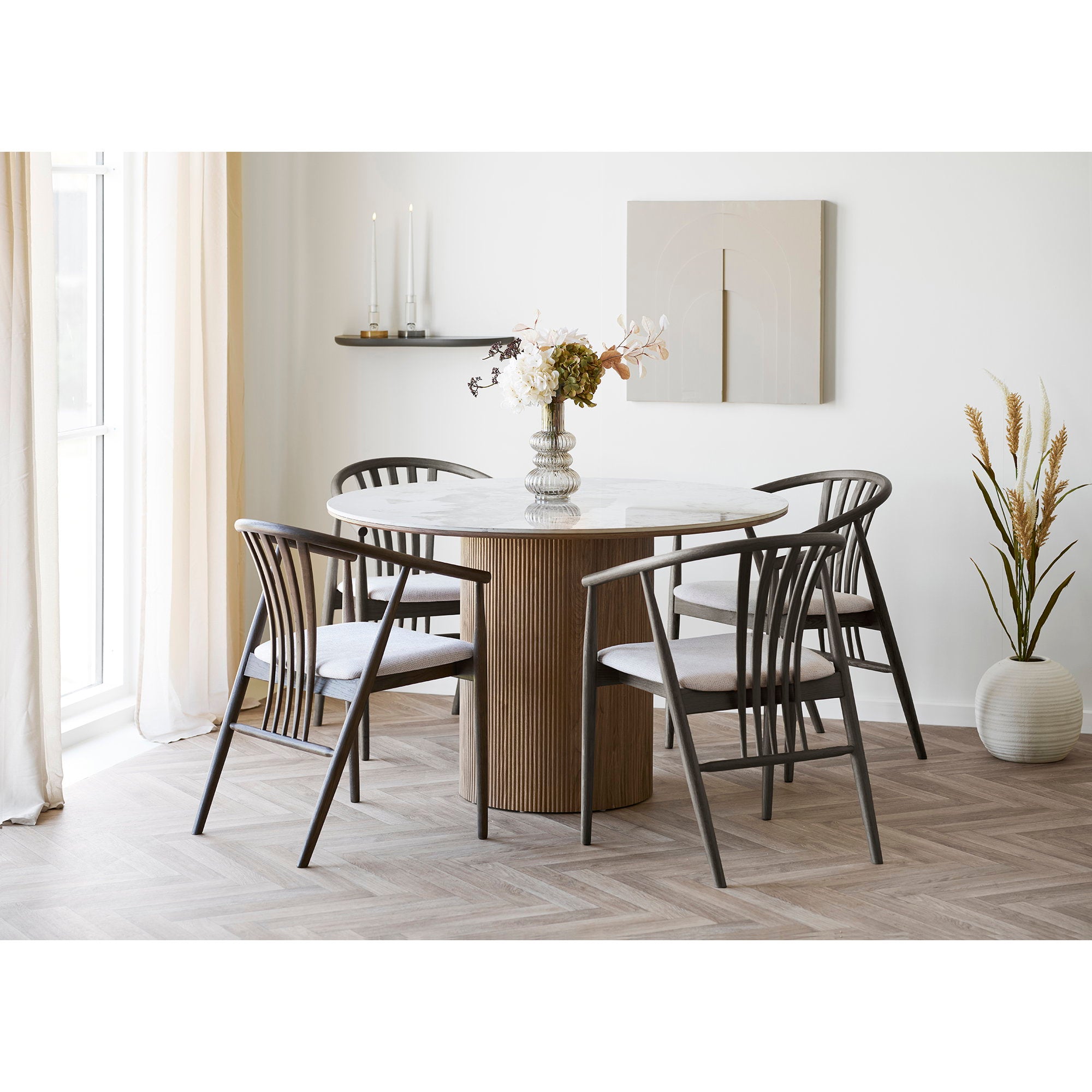 Étagère murale Botta brun taupe en situation salle à manger avec bougies et table marbre