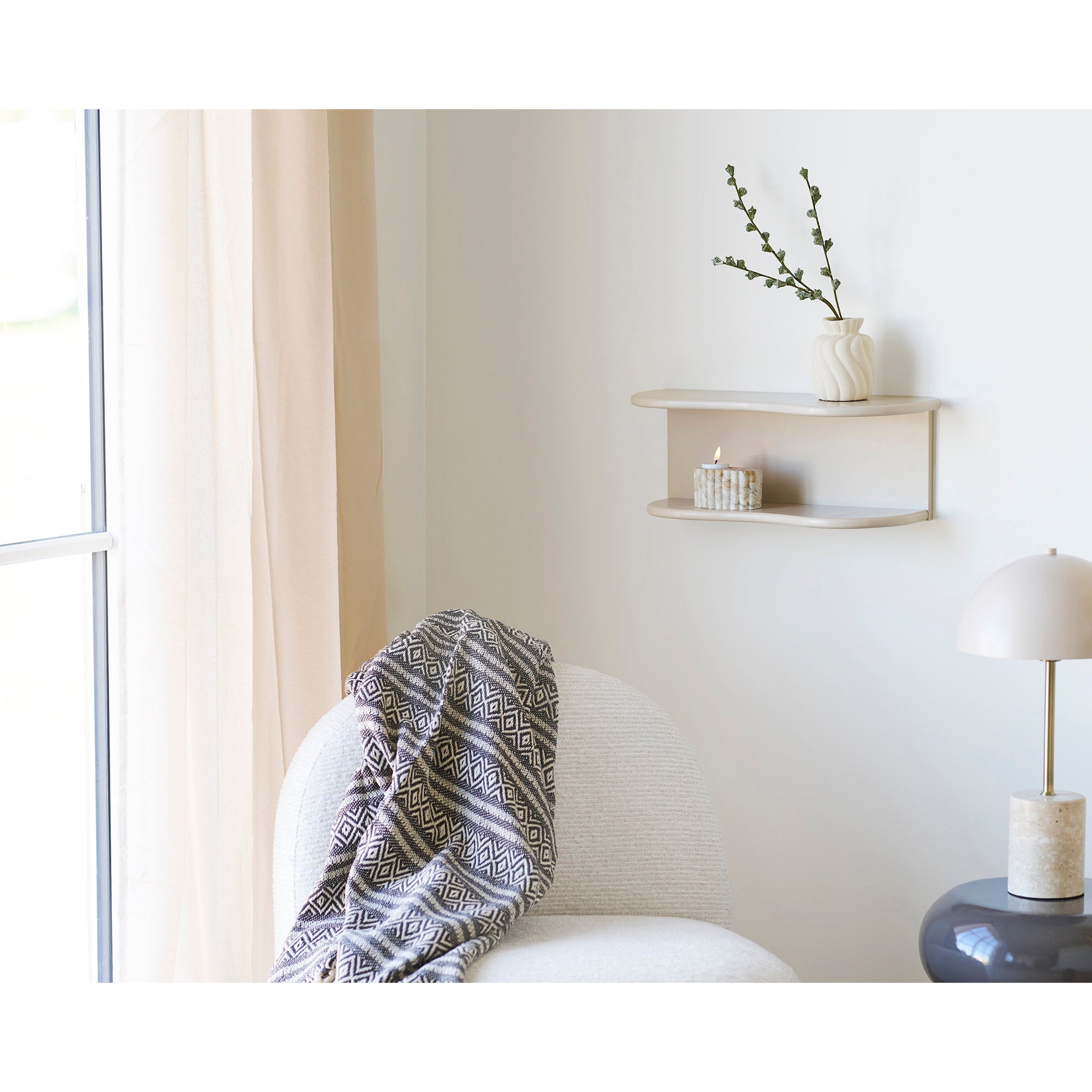 Étagère murale Botta 2 niveaux beige en situation salon avec vase et bougie