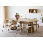 Étagère Oshawa chêne en ambiance salle à manger nordique table ronde chêne chaises bois