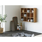 Étagère Soria chêne 12 cases en ambiance cuisine avec tasses grès bocaux épices table bois