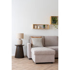 Étagère Ember en bambou naturel au-dessus d'un canapé d'angle beige avec deux vases crème torsadés et une petite plante