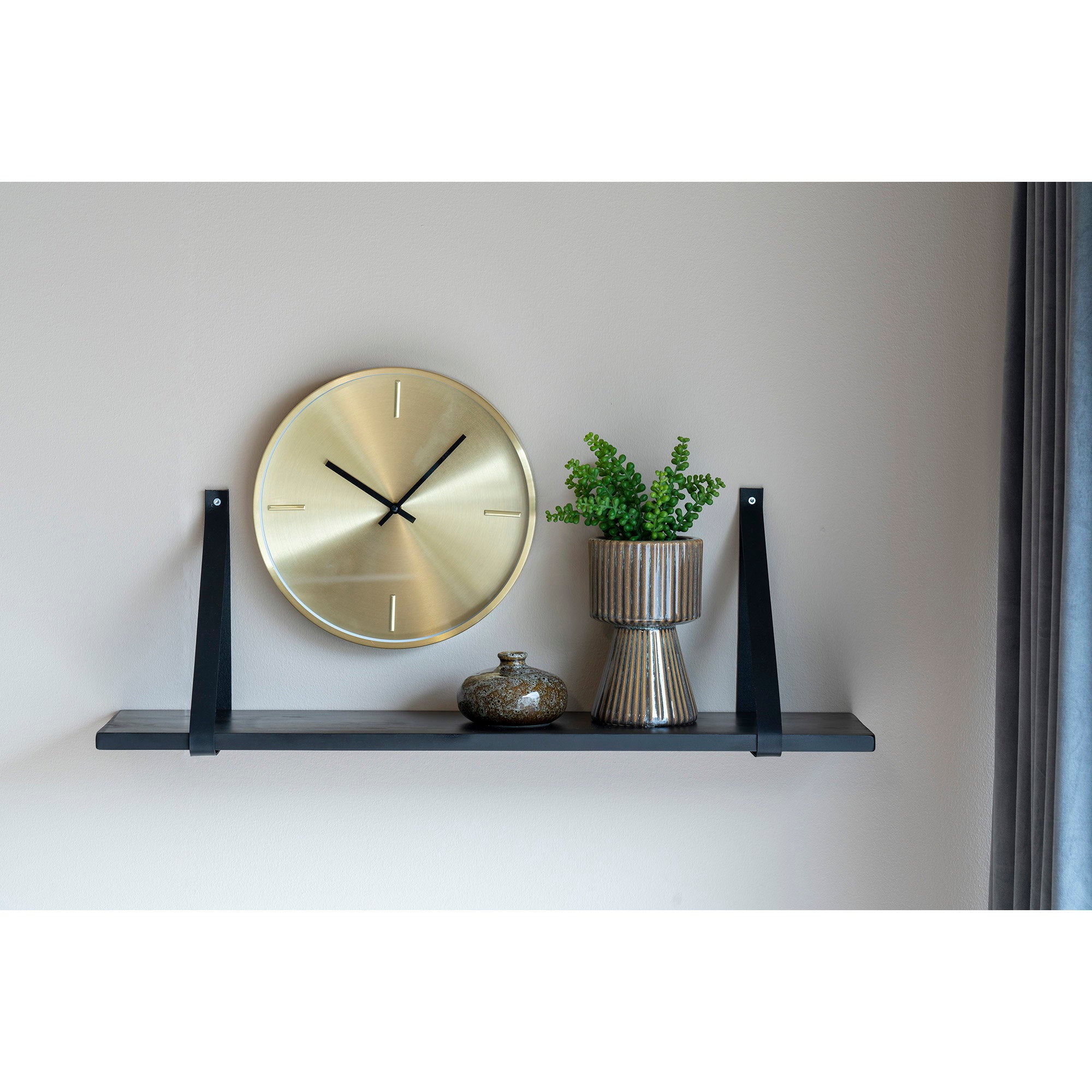 Étagère murale Forno bois noir cuir stylée horloge laiton et vase céramique salon