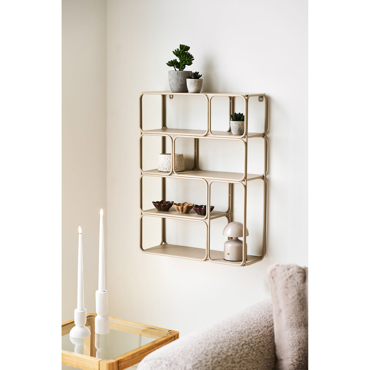 Étagère Lanciano accrochée à un mur clair garnie de plantes grasses de coupelles et d'une petite lampe