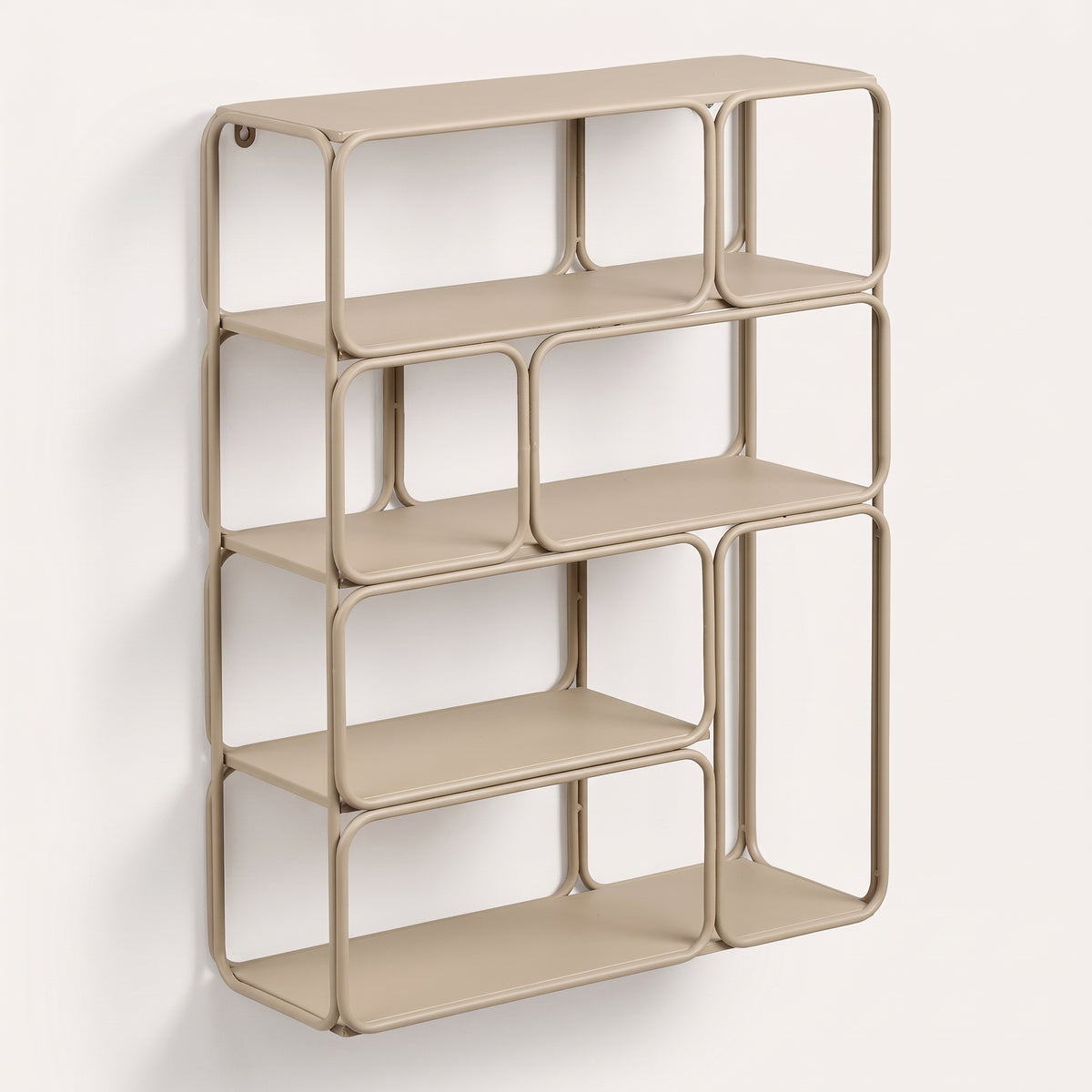 Étagère murale Lanciano en métal beige, vue de trois quarts : sept cases décalées aux angles arrondis