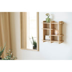 Étagère murale Olsberg chêne 4 cases stylée livres et objets décoratifs vue rapprochée
