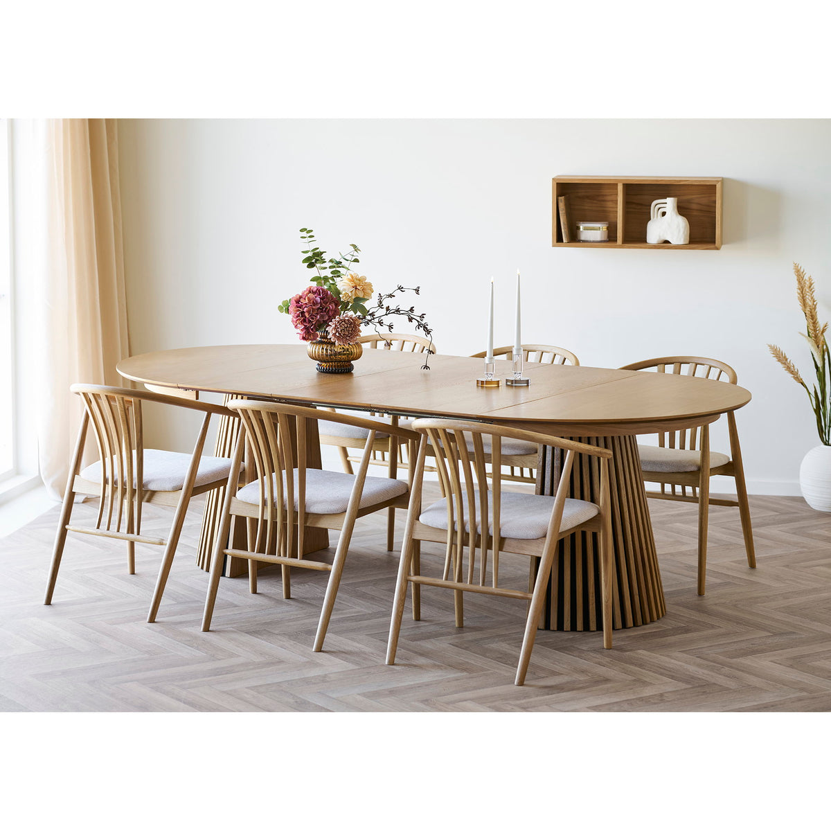 Salle à manger avec table ovale en bois clair et étagère murale Oshawa au mur