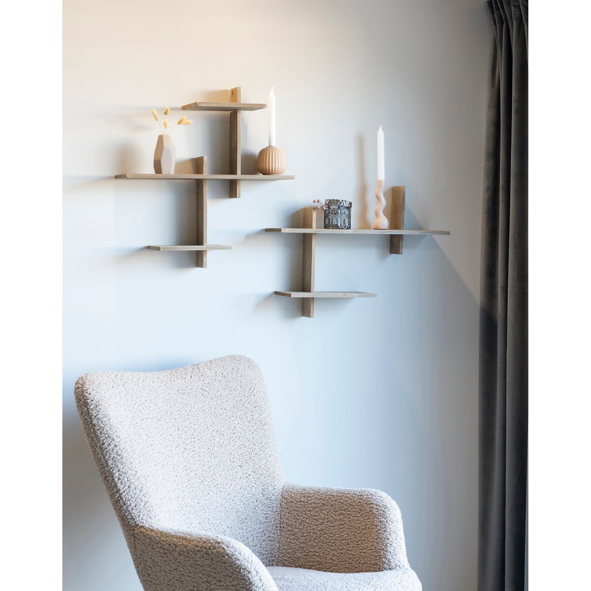 Deux étagères murales Gavi pin naturel en situation salon fauteuil bouclette blanc