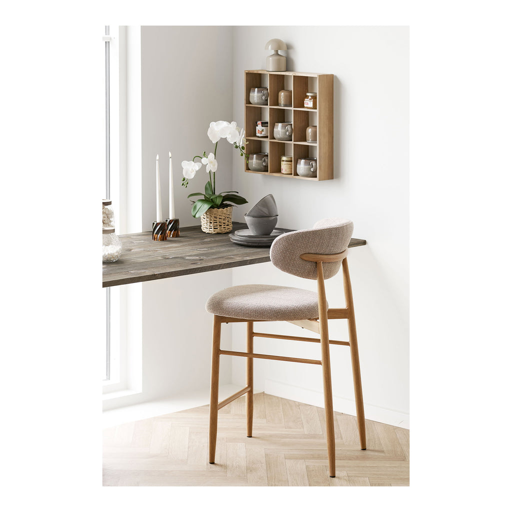 Étagère Moss pin naturel 9 cases en ambiance cuisine bar avec tabouret chêne orchidée