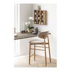 Étagère Moss pin naturel 9 cases en ambiance cuisine bar avec tabouret chêne orchidée