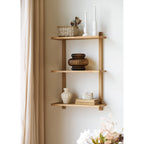 Étagère Townsville 3 niveaux chêne naturel au mur avec panier tressé bougies vase ambré vase crème et livres