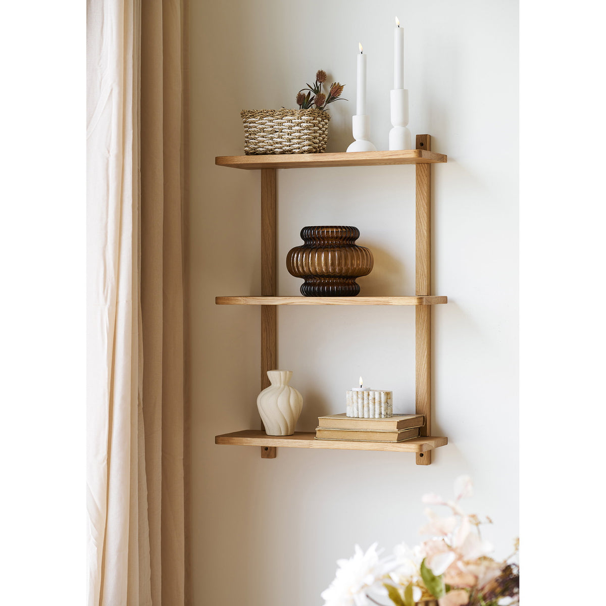 Étagère Townsville 3 niveaux chêne naturel au mur avec panier tressé bougies vase ambré vase crème et livres