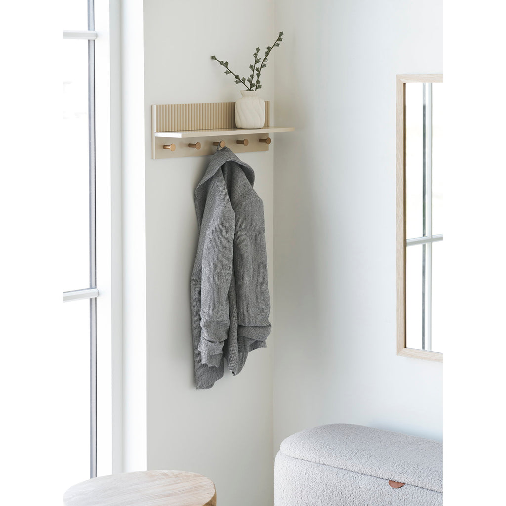 Étagère murale Rocca beige cannelée patères laiton en situation entrée avec manteau