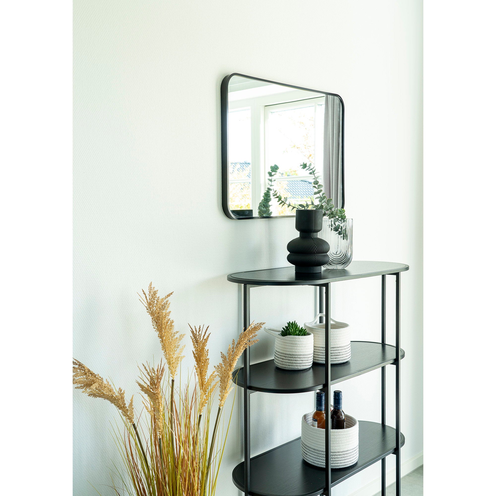 Étagère Vita noire en situation entrée avec miroir et accessoires déco