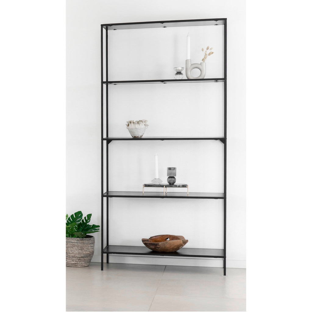 Étagère Vita noire 5 niveaux en situation salon blanc objets déco