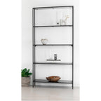 Étagère Vita noire 5 niveaux en situation salon blanc objets déco