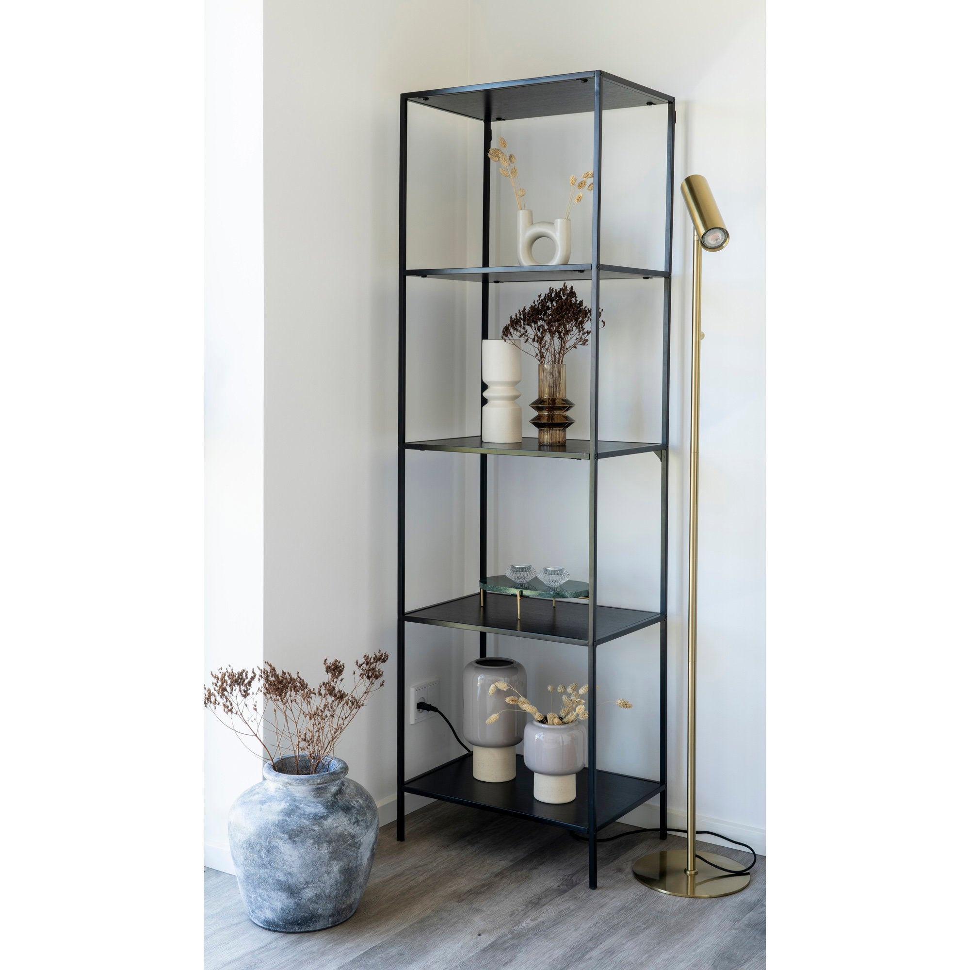 Étagère Vita noire étroite en situation angle salon avec lampadaire laiton