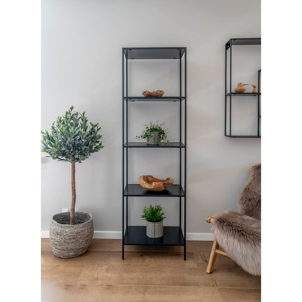 Étagère Vita noire étroite en situation salon blanc fauteuil plantes