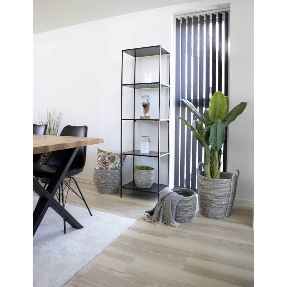 Étagère Vita noire étroite en situation salon table bois chaises noires