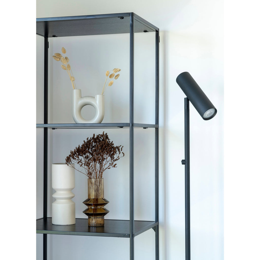 Étagère Vita noire étroite détail tablettes objets céramique vases