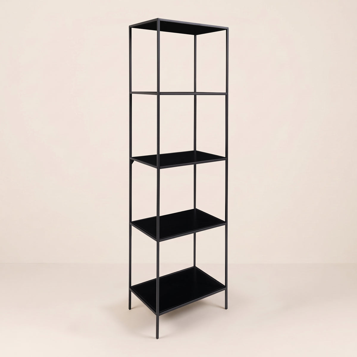 Étagère Vita en acier noir, 5 tablettes, vue de trois quarts sur fond clair