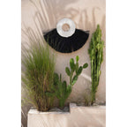 Éventail mural Shell Alang Alang en herbe noire 86 cm en situation