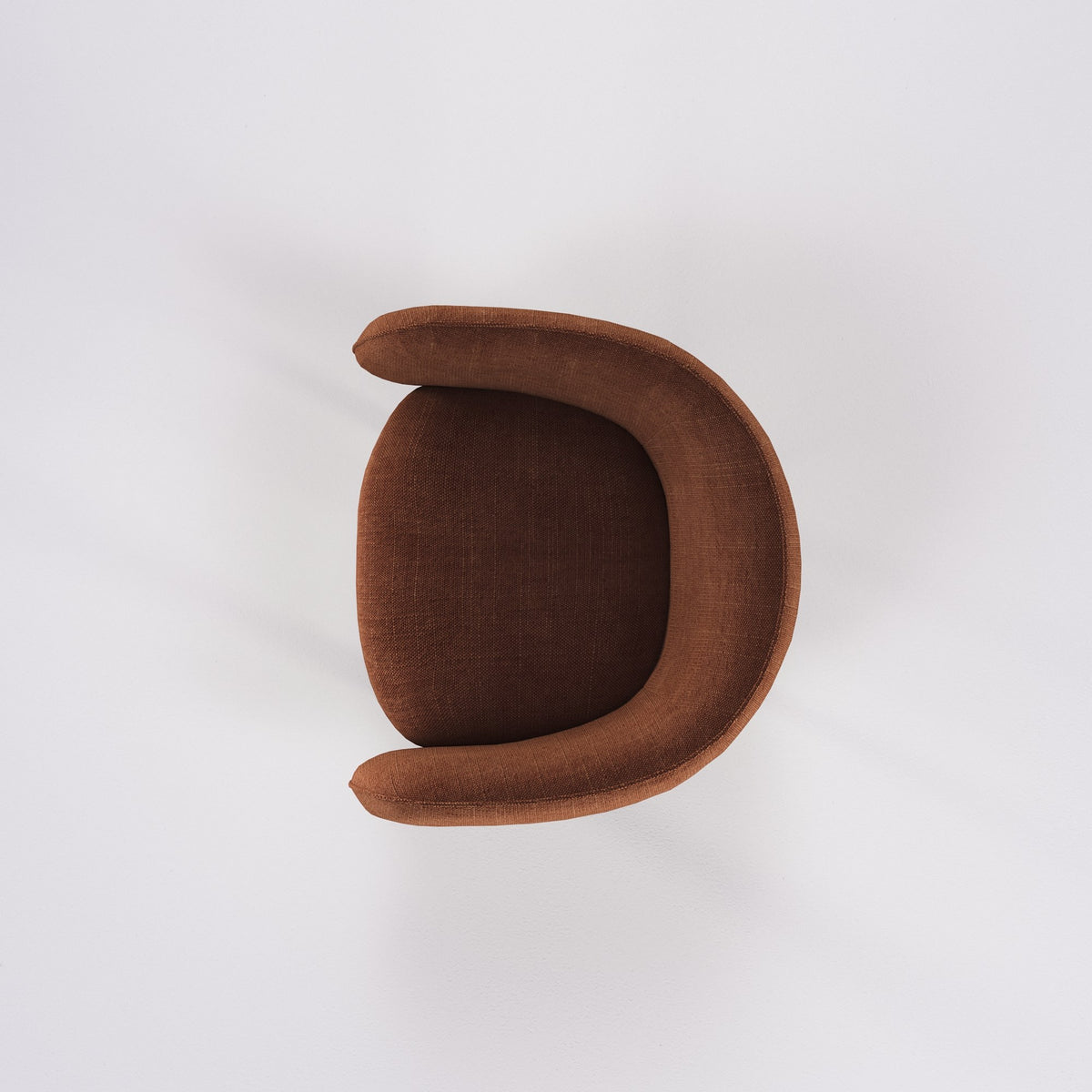 Fauteuil de table Nido en chêne et tissu rouille vu du dessus