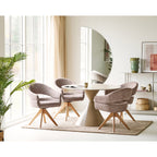 Fauteuil pivotant Dover bouclé brun dans un espace repas lumineux avec grande table ronde claire