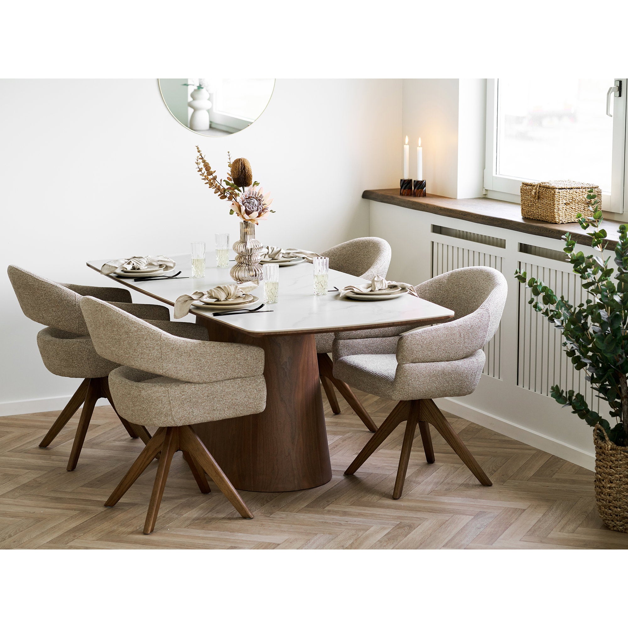 4 fauteuils Dover pivotants bouclé sable naturel autour d'une table rectangulaire marbre style contemporain