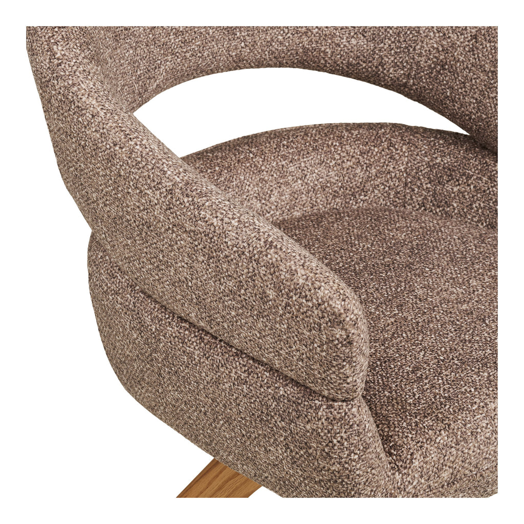 Gros plan détail accoudoir et texture bouclé polyester brun chaud fauteuil pivotant Dover