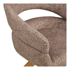 Gros plan détail accoudoir et texture bouclé polyester brun chaud fauteuil pivotant Dover