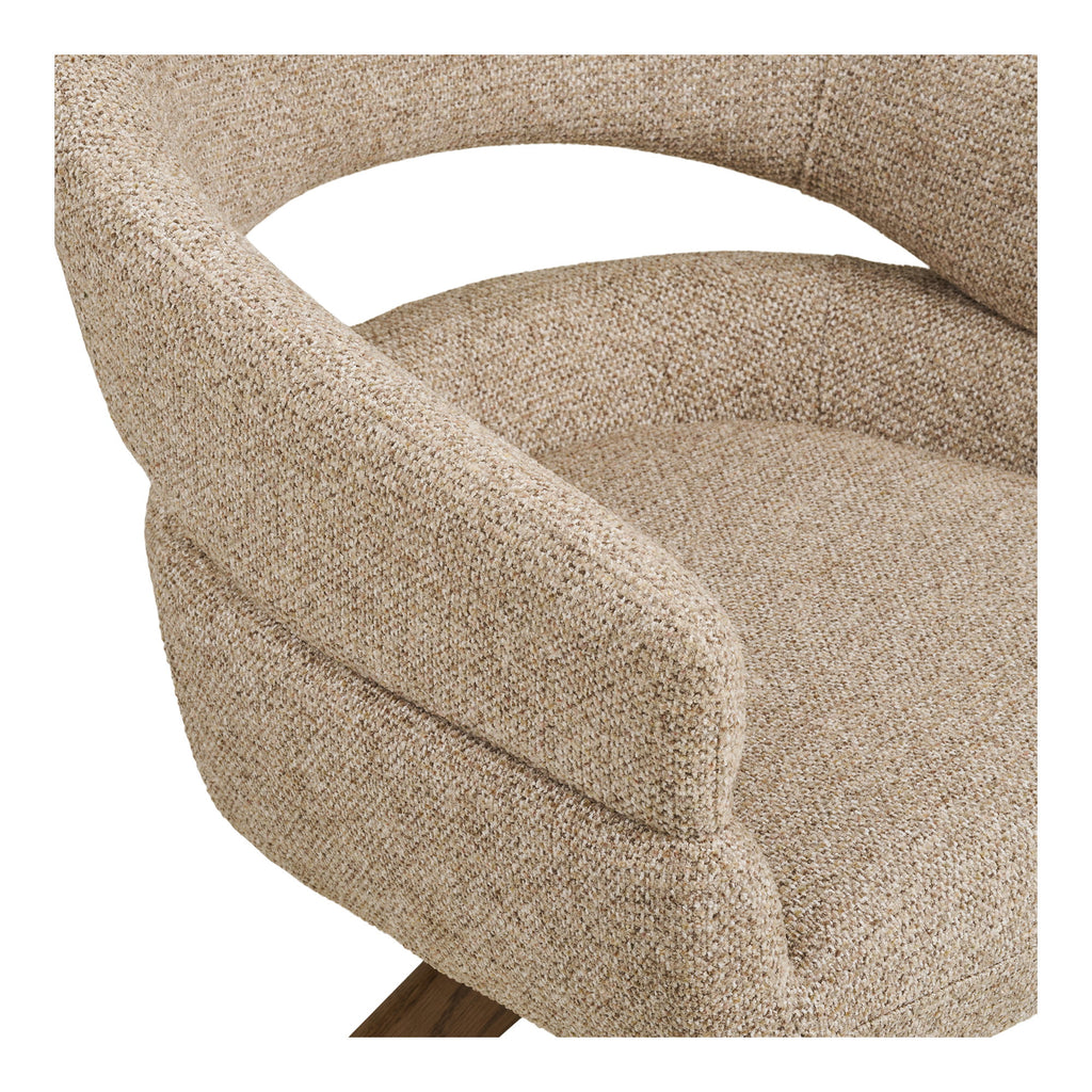 Gros plan détail accoudoir et texture bouclé polyester sable naturel fauteuil pivotant Dover