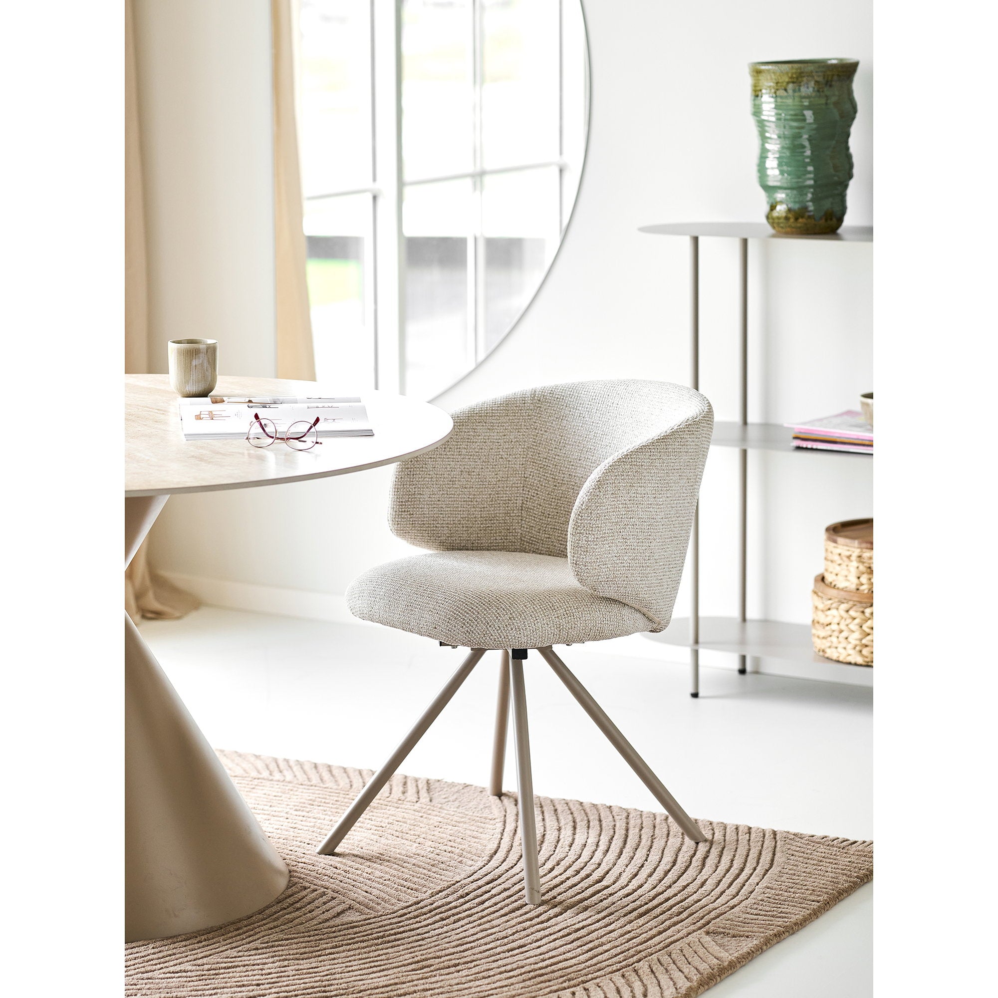 Fauteuil pivotant Fulham bouclé sable dans un espace de travail lumineux avec table ovale travertin
