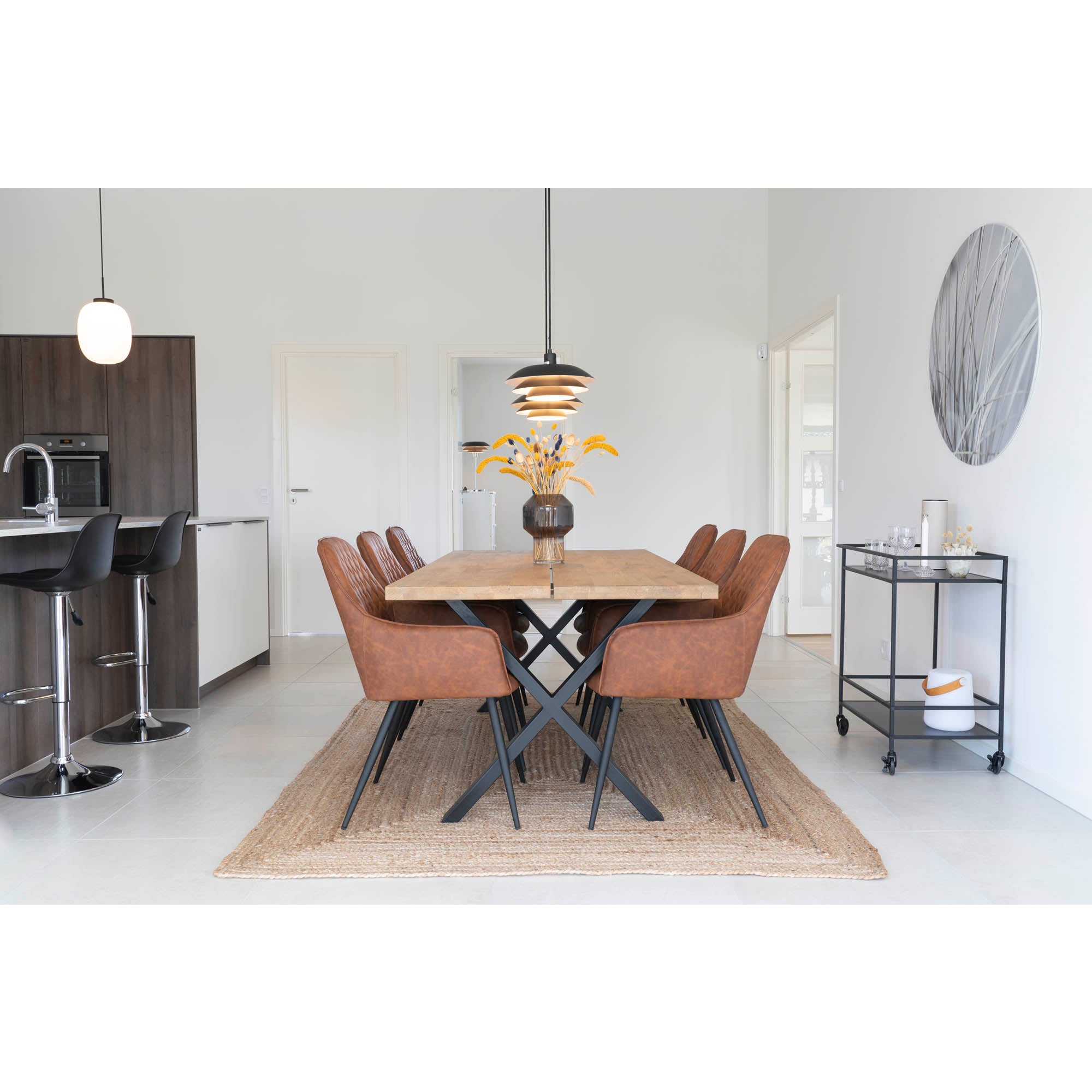 6 fauteuils Harbo cognac autour d'une grande table bois massif pieds X – ambiance industrielle lumineuse