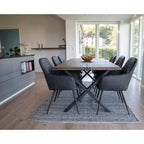 Lot de fauteuils Harbo noirs autour table bois massif salle à manger contemporaine