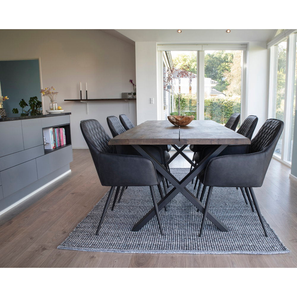 Lot de fauteuils Harbo noirs autour table bois massif salle à manger contemporaine