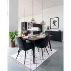 Fauteuils Harbo noirs autour table noire dressée salle à manger design suspensions verre